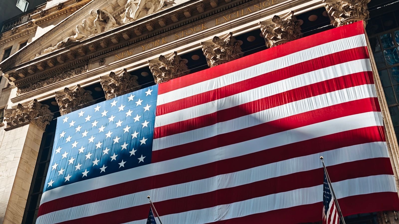 American flag on the facade of the New York Stock Exchange, representing record S&P 500 stock buybacks